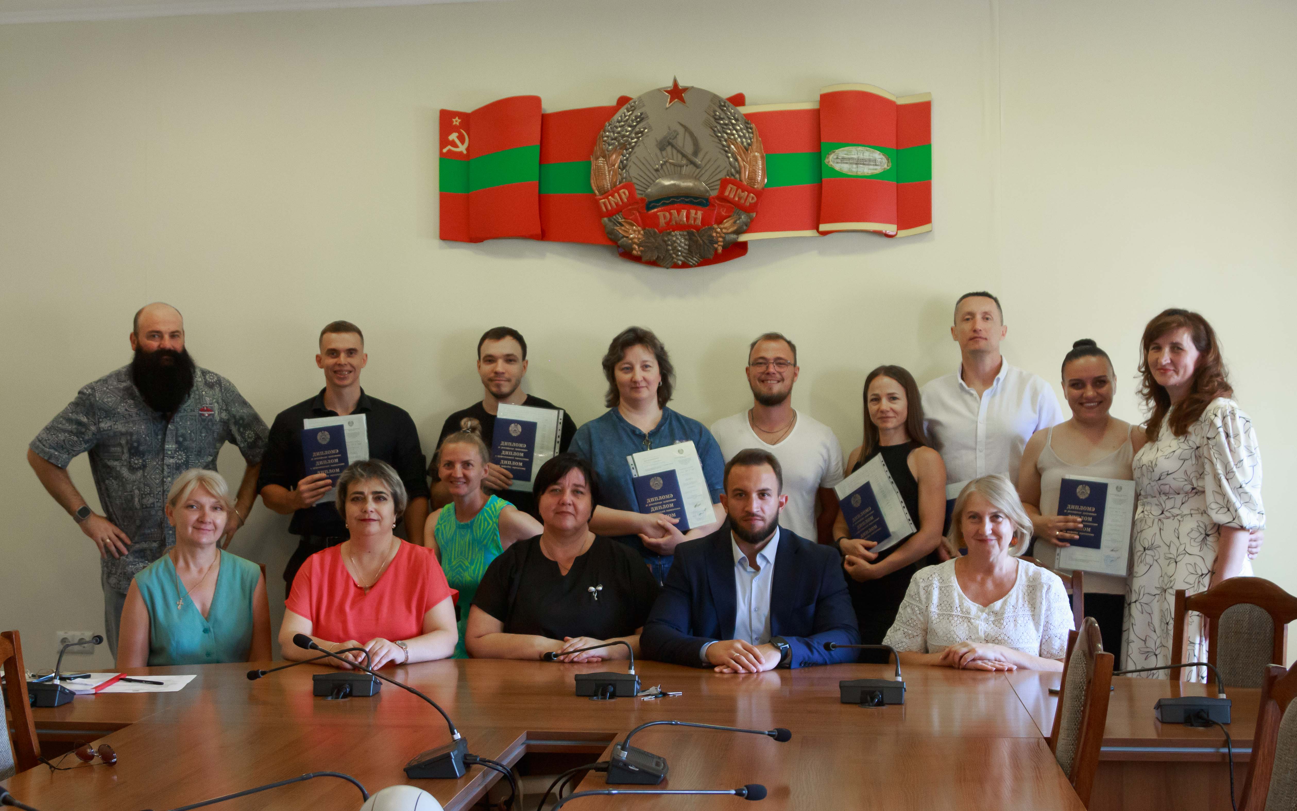Дипломы государственного образца с квалификацией «Инструктор по физкультурно-оздоровительным услугам» получили...